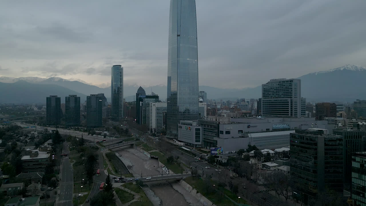 Vista aerea con drone dello skyline di Santiago del Cile, in ascesa di mattina