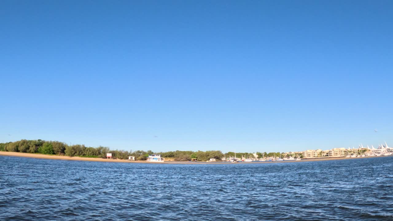 골드 코스트 스카이라인과 물을 보여주는 보트 타기