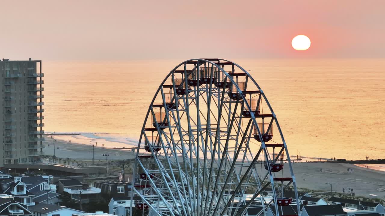 오션시티, nj에서 해가 뜨고 페리스 이 바라보고 있습니다.