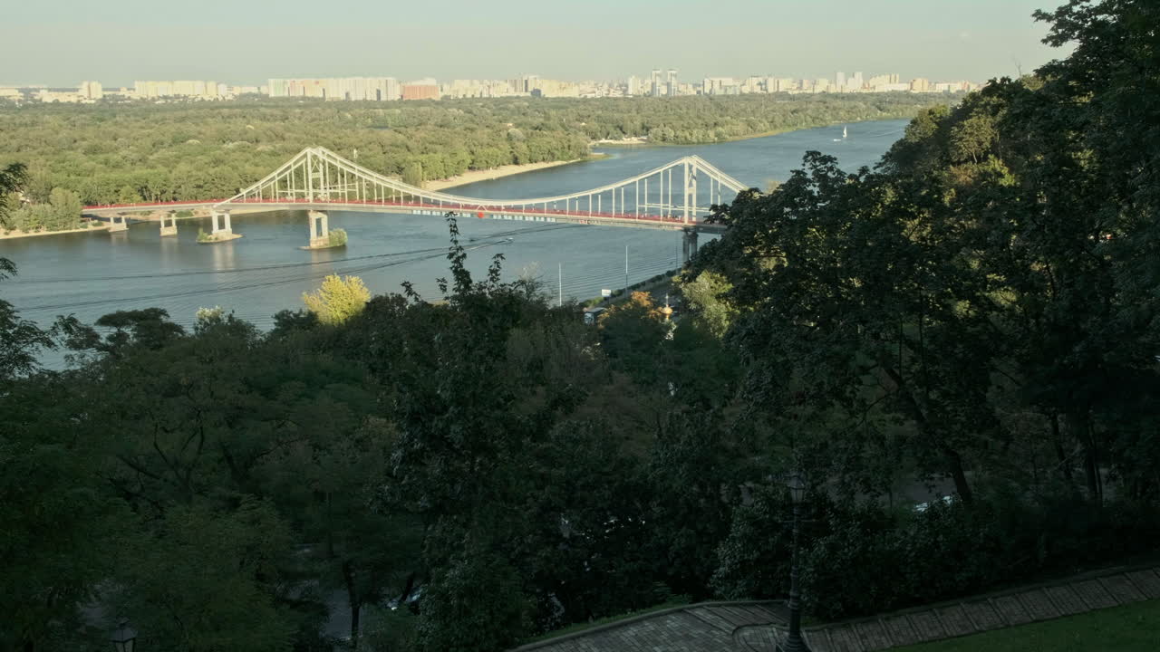 vista elevada del puente peatonal dnipro en una cálida tarde de otoño en kiev