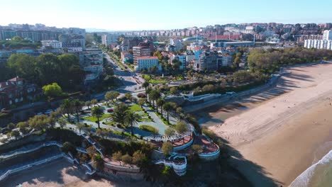 Modelo-De-Urbanismo-Para-La-Calidad-De-Vida-Con-Un-Exuberante-Jardín-Y-Playa-De-Arena-En-Santander,-Cantabria,-España