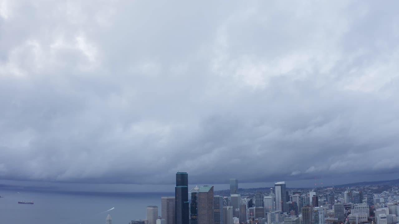 시애틀 시내 회랑을 드러내기 위해 구름의 하늘에서 아래로 기울어지는 항공 샷