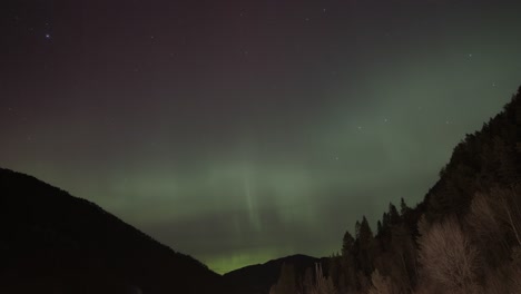 Grünes-Licht-Von-Aurora-Borealis-Füllt-Den-Nachthimmel-über-Den-Norwegischen-Bergen,-Zeitraffer