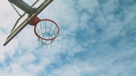 Schwarzer-Wirft-Basketballball-In-Den-Ring