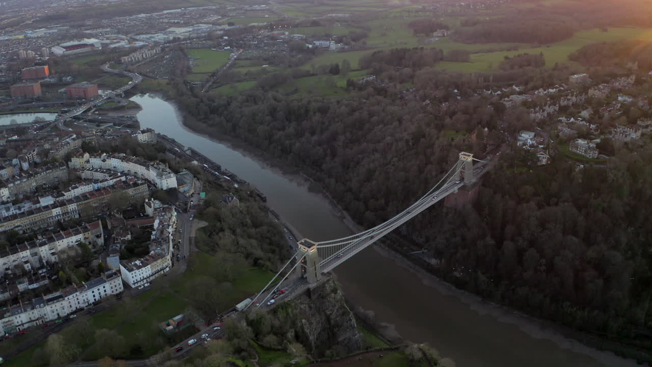 일몰 시 에이번 강에 있는 브리스톨 시의 클리프톤 현수교의 공중 촬영
