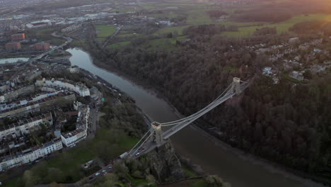 toma aérea del puente colgante de clifton en la ciudad de bristol en el río avon al atardecer