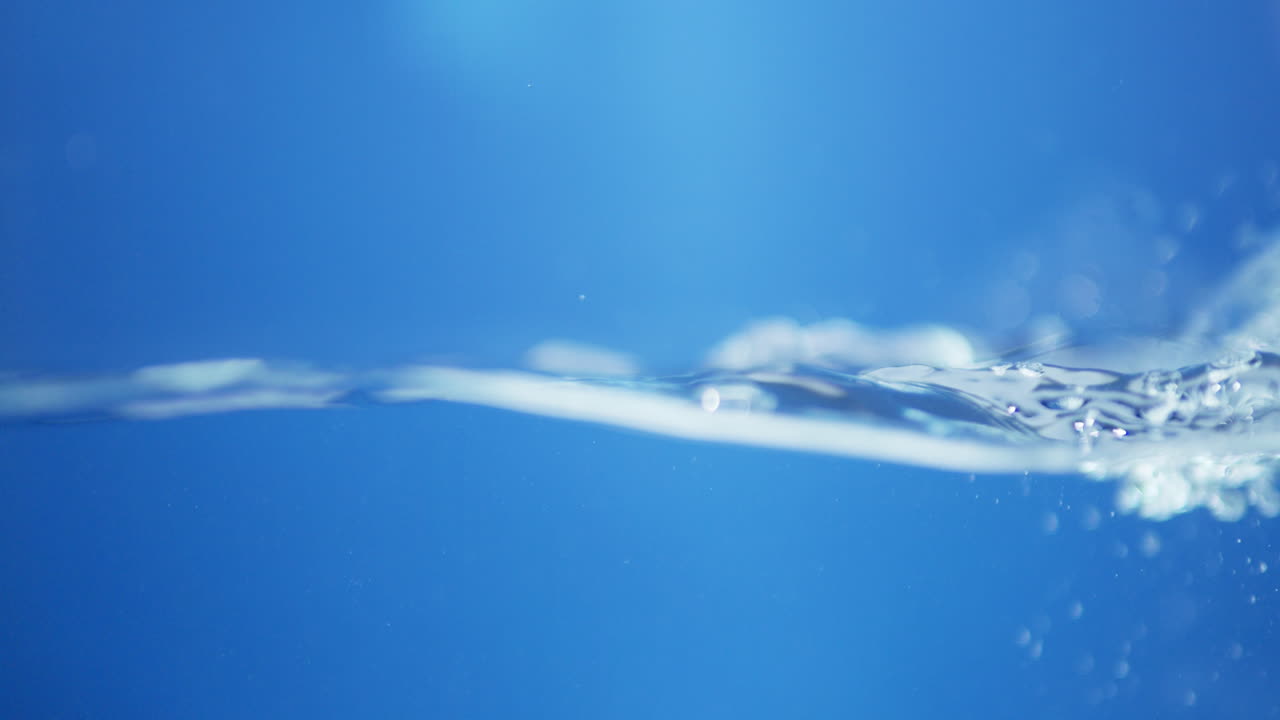 신선한 물, 깨한 물방울이 느린 동작으로 캐스케이딩합니다.