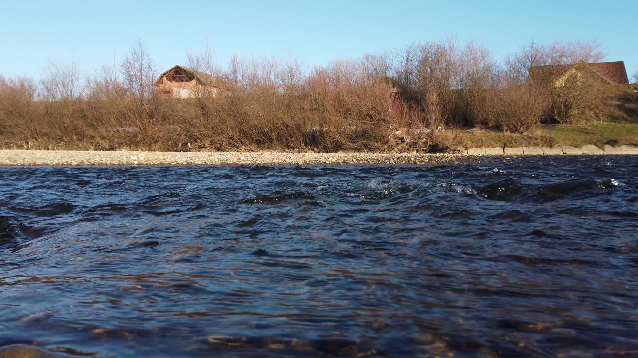 Gebirgsfluss. Aufnahme am Flussufer