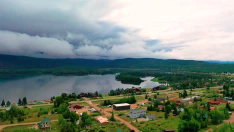 Drone-Lento-Ascendiendo-En-Grand-Lake,-Colorado