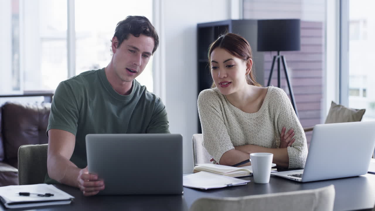 Pareja, portátil y trabajo en casa