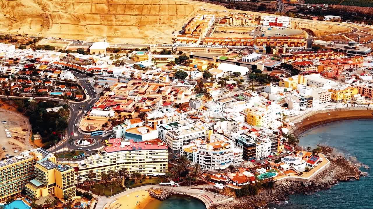 Veduta di un'area costiera a Gran Canaria, Spagna, durante una giornata di sole.