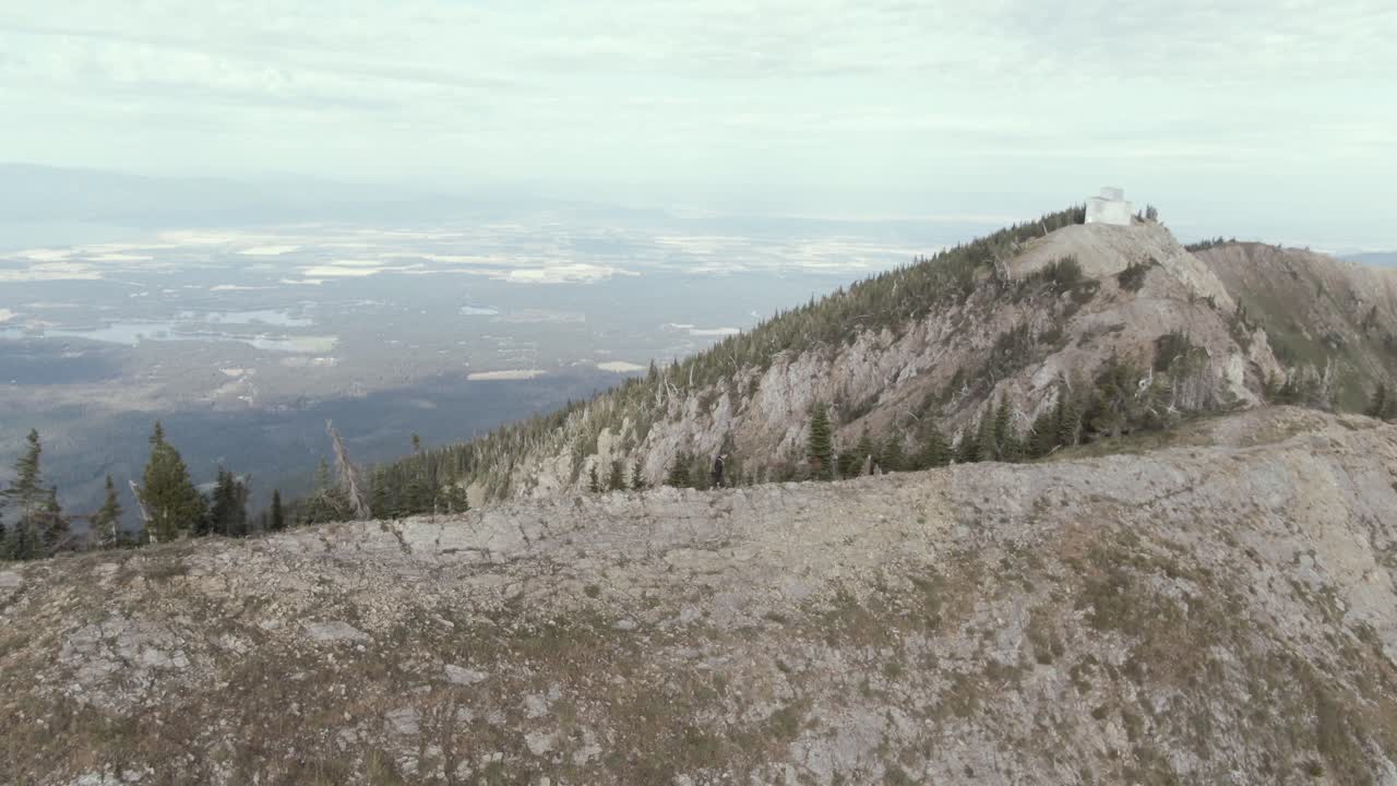 el hombre camina solo a lo largo de una hermosa línea de cresta en las montañas de montana
