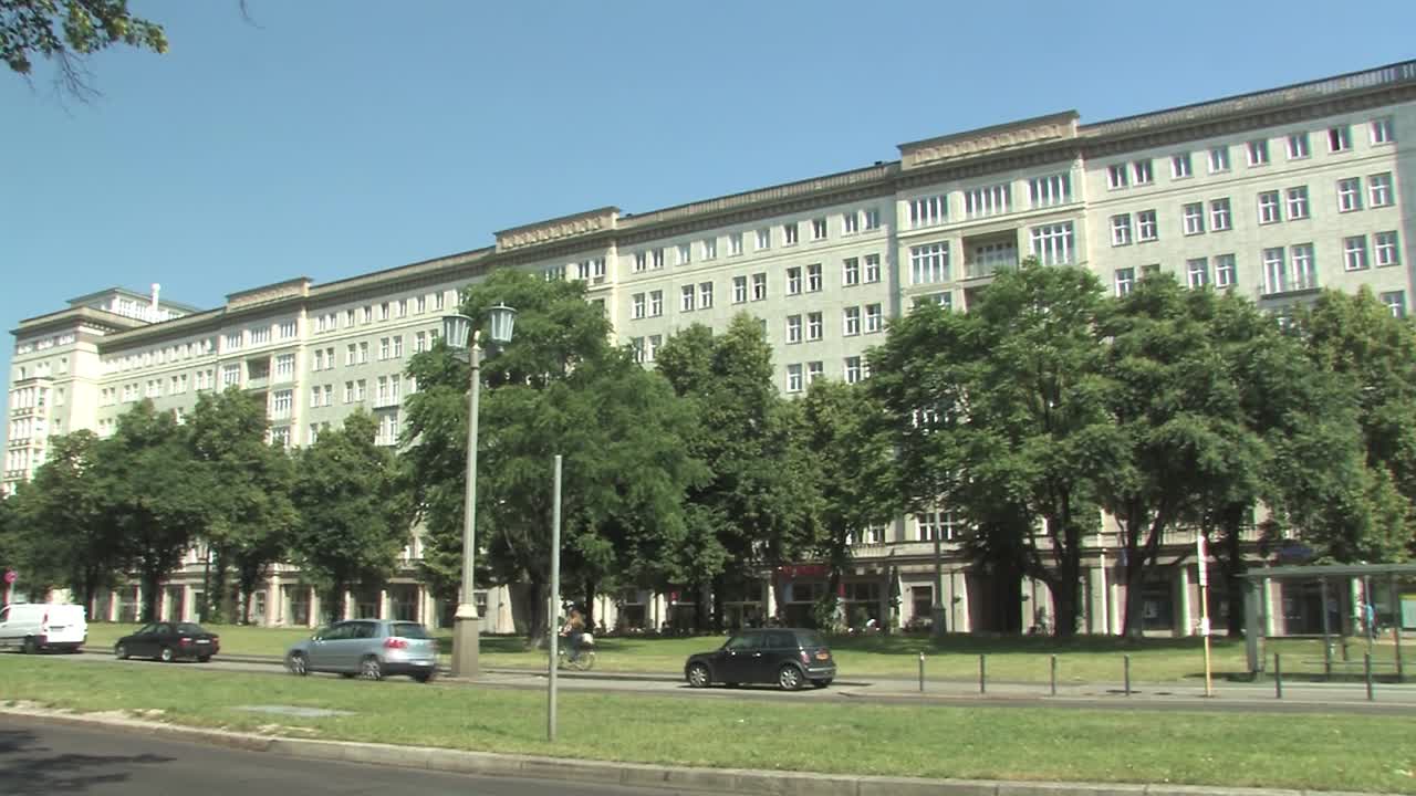 карл-маркс-аллее блок f рядом с франкфуртскими воротами, берлин