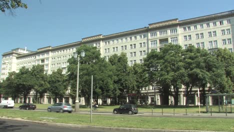 Karl-marx-allee-Bloque-F-Junto-A-La-Puerta-De-Frankfurt,-Berlín