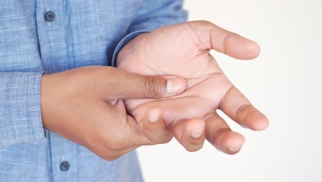 persona que experimenta dolor en la mano