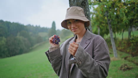 mujer disfrutando de las uvas en un viñedo