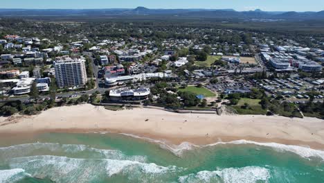 Playa-Y-Suburbios-En-La-Costa-Del-Sol,-Queensland,-Australia---Toma-Aérea-De-Drones