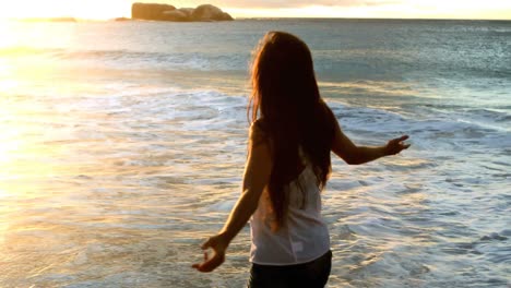 mujer joven divirtiéndose en la playa
