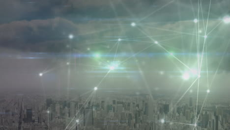 animación de una red de conexiones brillantes contra una vista aérea del paisaje urbano.