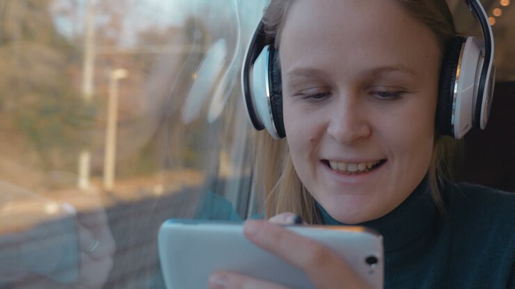 Intrattenimento con musica e telefono in treno
