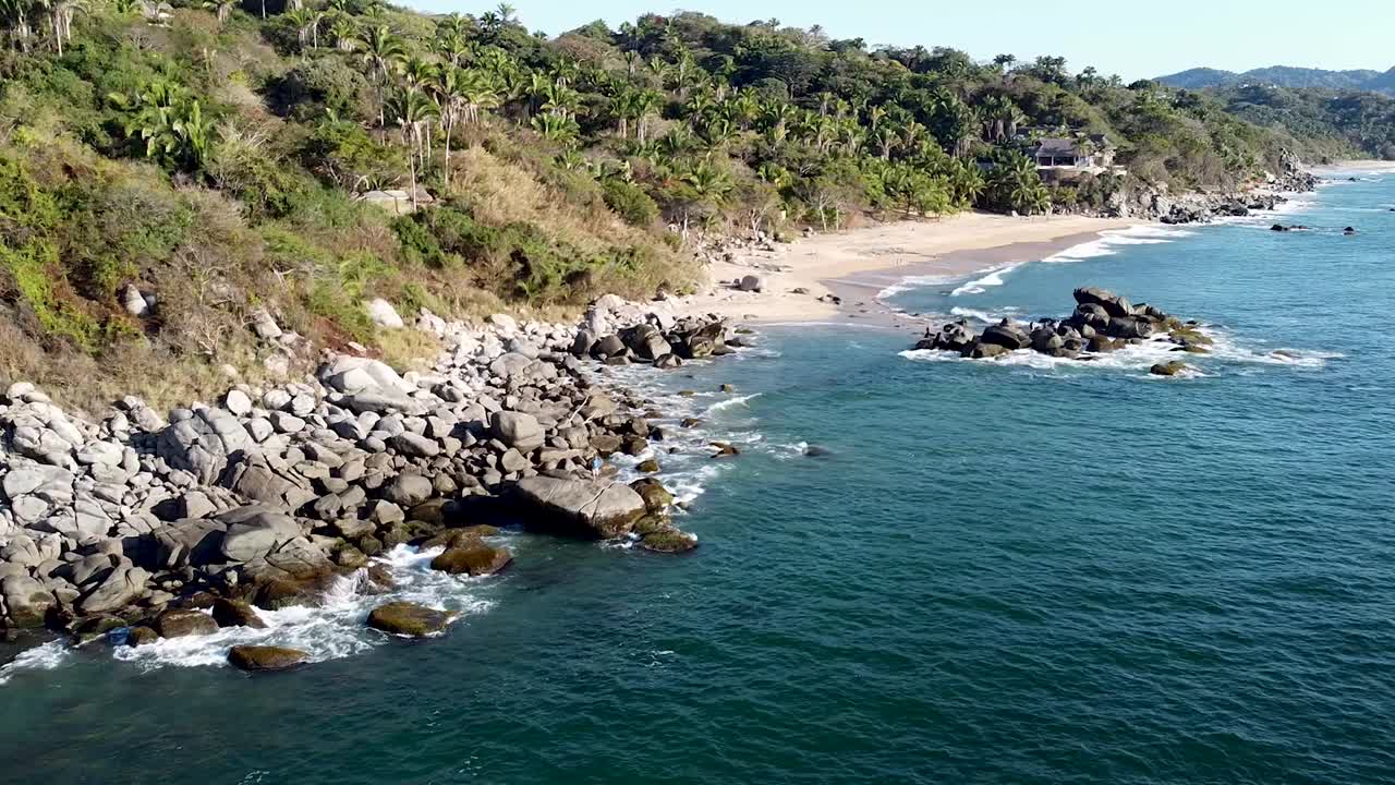 un clip aéreo de un dron de una exuberante y salvaje playa paradisíaca en sayulita, méxico