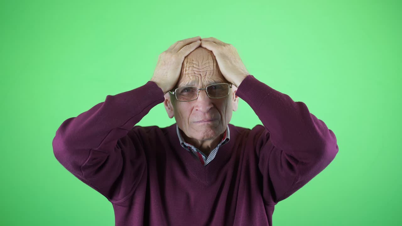 anciano enfermo con dolor de cabeza sosteniendo la cabeza con las manos en el estudio