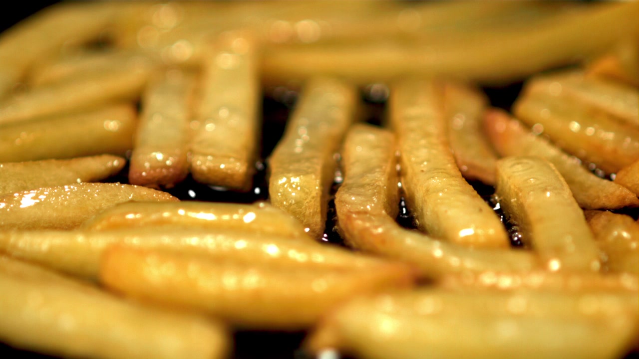 Batatas Fritas Douradas Fritando em Óleo Quente Borbulhante