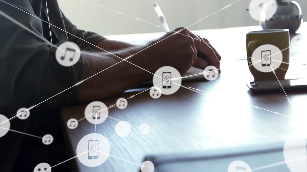 animación de una red de iconos digitales sobre un anciano caucásico tomando notas en la oficina