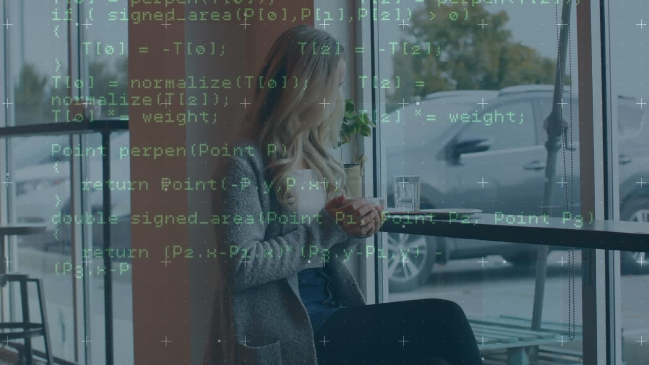 анимация компьютерного языка над белой женщиной, смотрящей видео на смартфоне в кафе