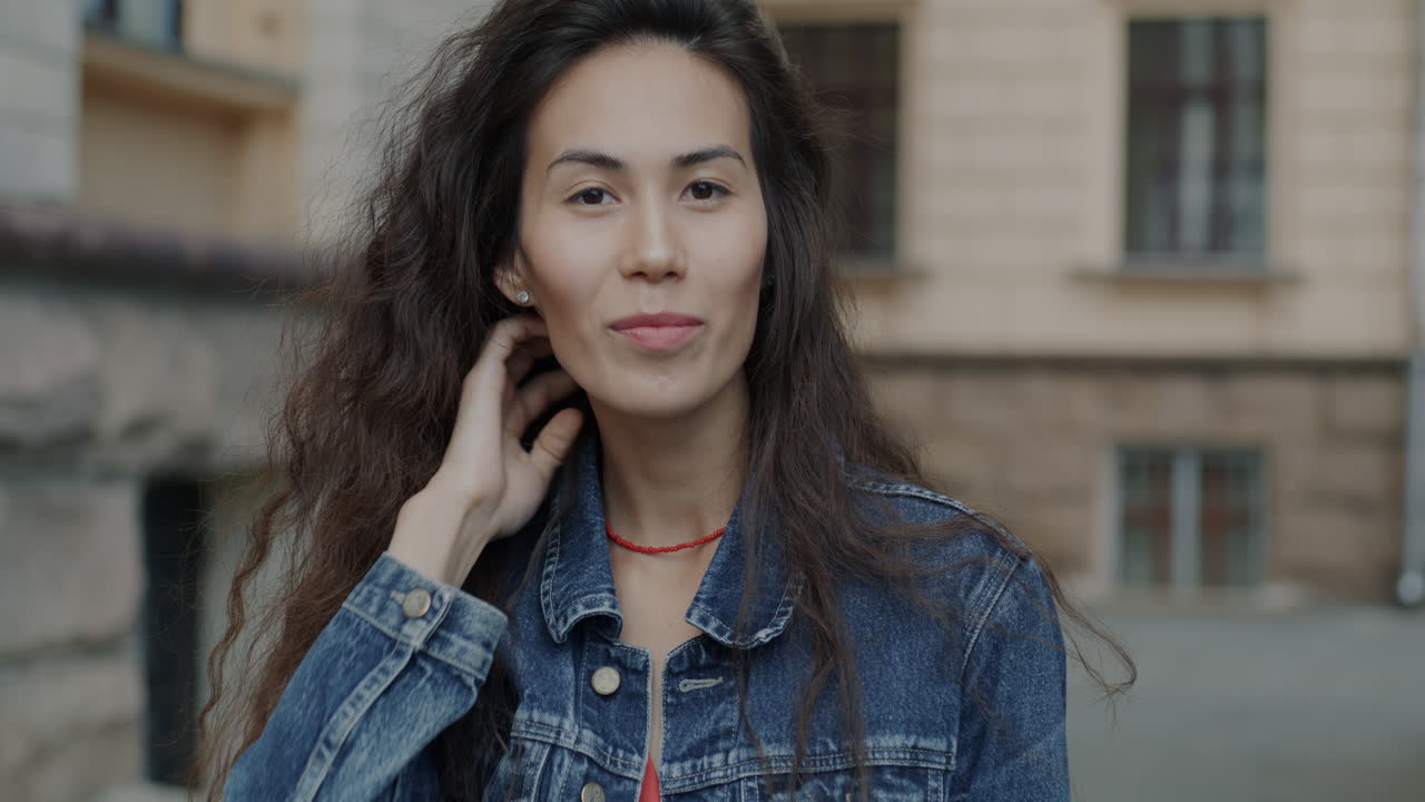 mujer sonriendo al aire libre