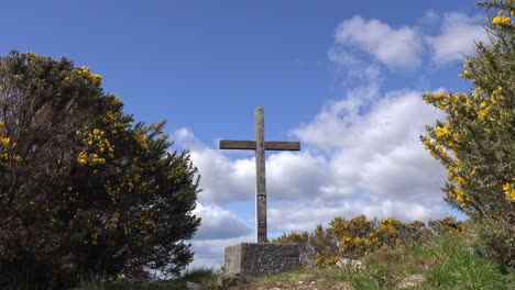 Antiguo-Cementerio-De-Hambruna-En-Irlanda,-Año-Santo,-Cruz-En-La-Parte-Superior-Del-Cementerio.