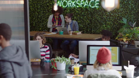 pessoas de negócios criativas trabalhando em escritórios de startups líder de equipe afro-americano mulher apontando para a tela do computador mostrando idéias treinamento interno compartilhamento de feedback brainstorming discutindo informações