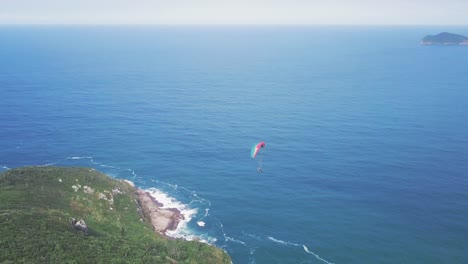 paramotor sobrevolando el mar de brasil