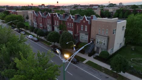 Casas-En-La-Ciudad-Americana-Durante-El-Atardecer.