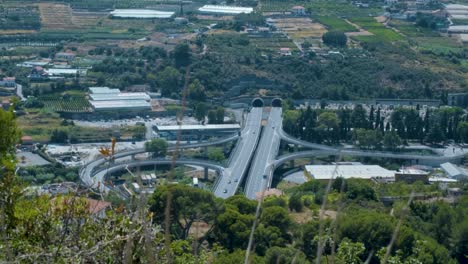 vista superior de un cruce de autopistas italianas y un túnel en liguria