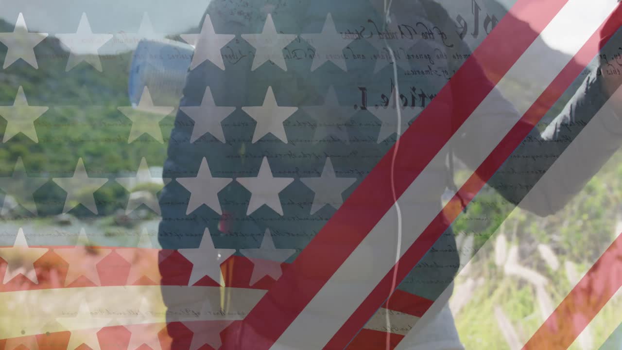 산에서 하이킹하는 두 인종의 여성 위의 미국  ⁇ 발의 애니메이션