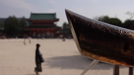 Menschen-Gehen-An-Der-Statue-Im-Schrein-Kyoto-Japan-Vorbei