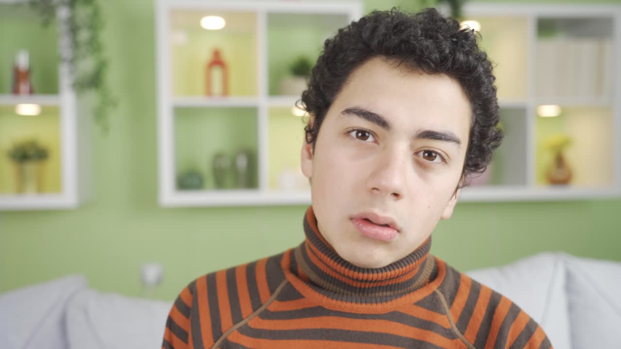 el niño que se arrepiente y se da cuenta de sus errores es triste.