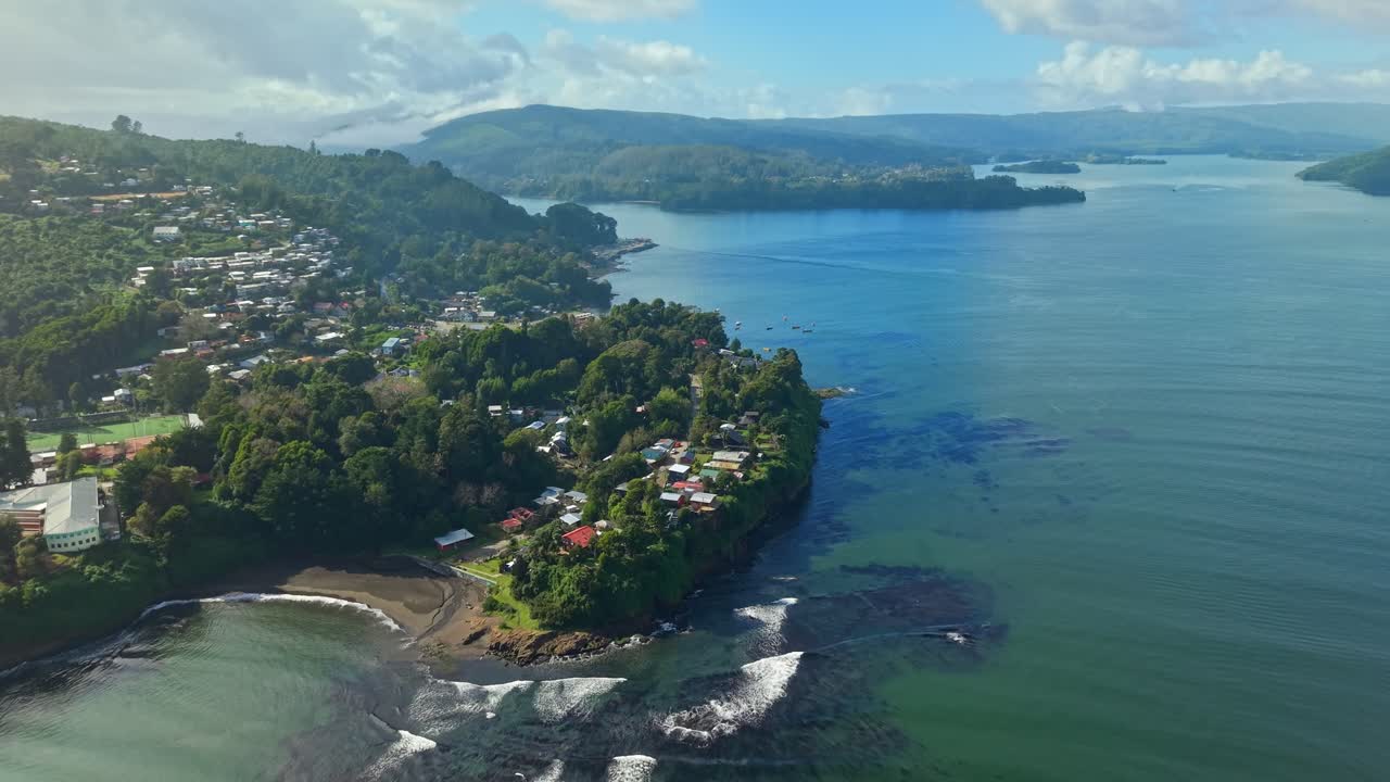 チリのニエブラの町とバルディビア川の河口を映し出す空撮ドリーアウト、旅の風景。