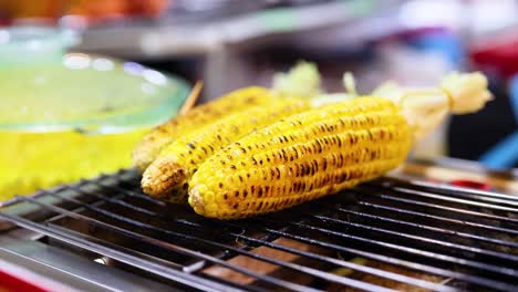 parrilla de maíz en el mercado de comida callejera de krabi