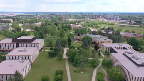 aerial: tiling up while moving over quad at université de moncton