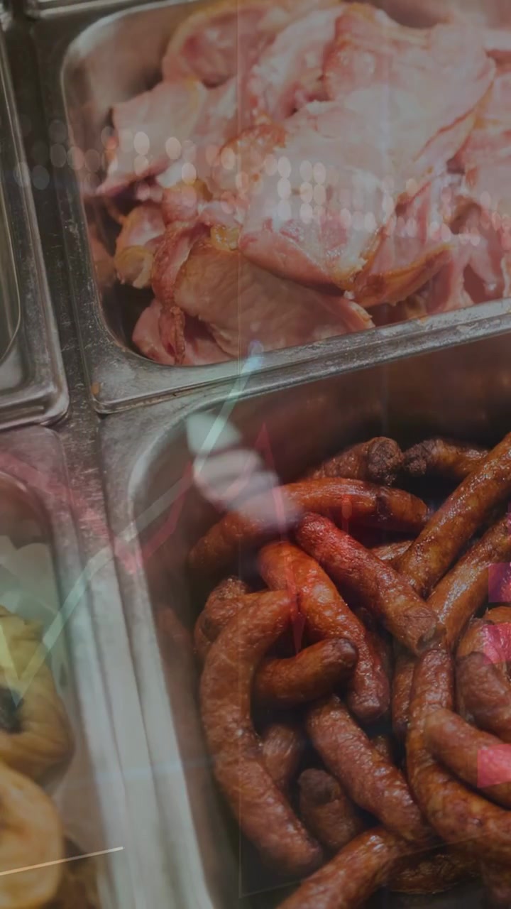 Sobreposição aparecendo, câmera panorâmica sobre panelas de metal, revelando linguiça e presunto fatiado em um expositor