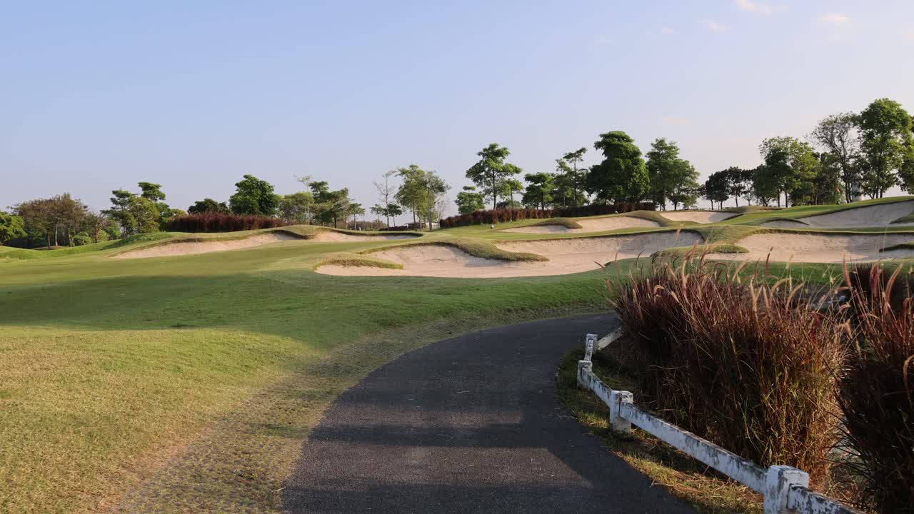 푸른 풍경 공원을 가로질러 조용한 산책