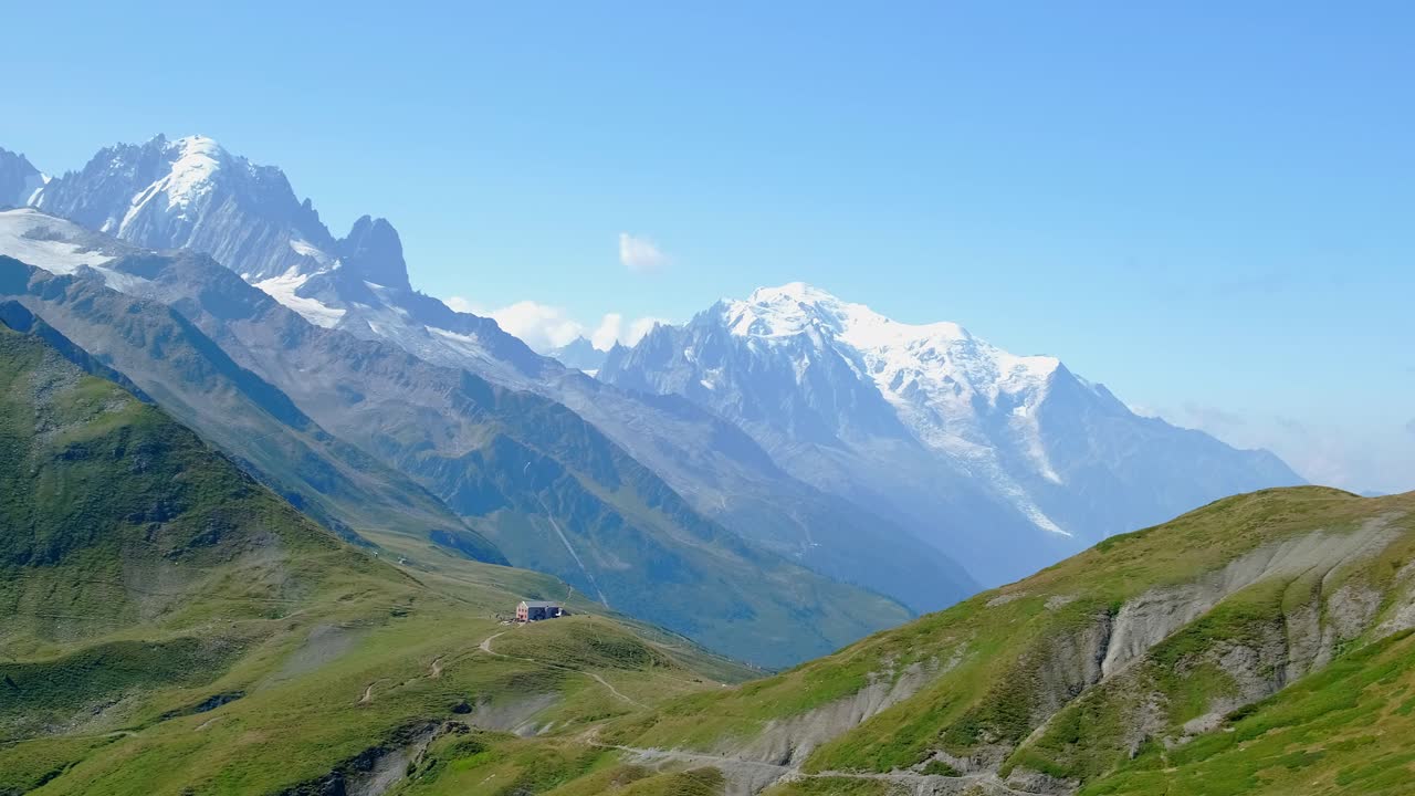 vista panorámica del refugio col de balme, en vallorcine, en el valle de chamonix, en un día soleado con cielo azul