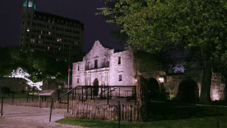 Das-Alamo-Bei-Nacht-In-San-Antonio,-Texas-Mit-Gimbal-Video,-Das-In-Zeitlupe-An-Bäumen-Vorbeigeht