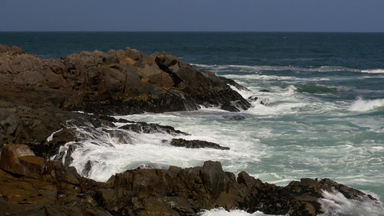 Le onde si infrangono sulla costa rocciosa lungo la costa atlantica.