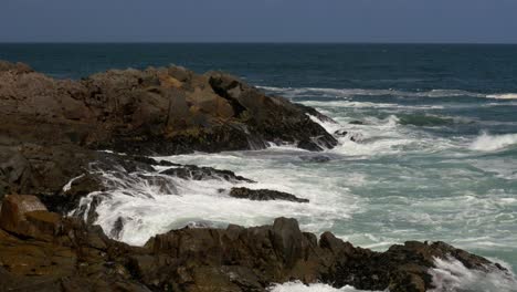 Las-Olas-Rompen-Sobre-La-Costa-Rocosa-En-La-Costa-Atlántica