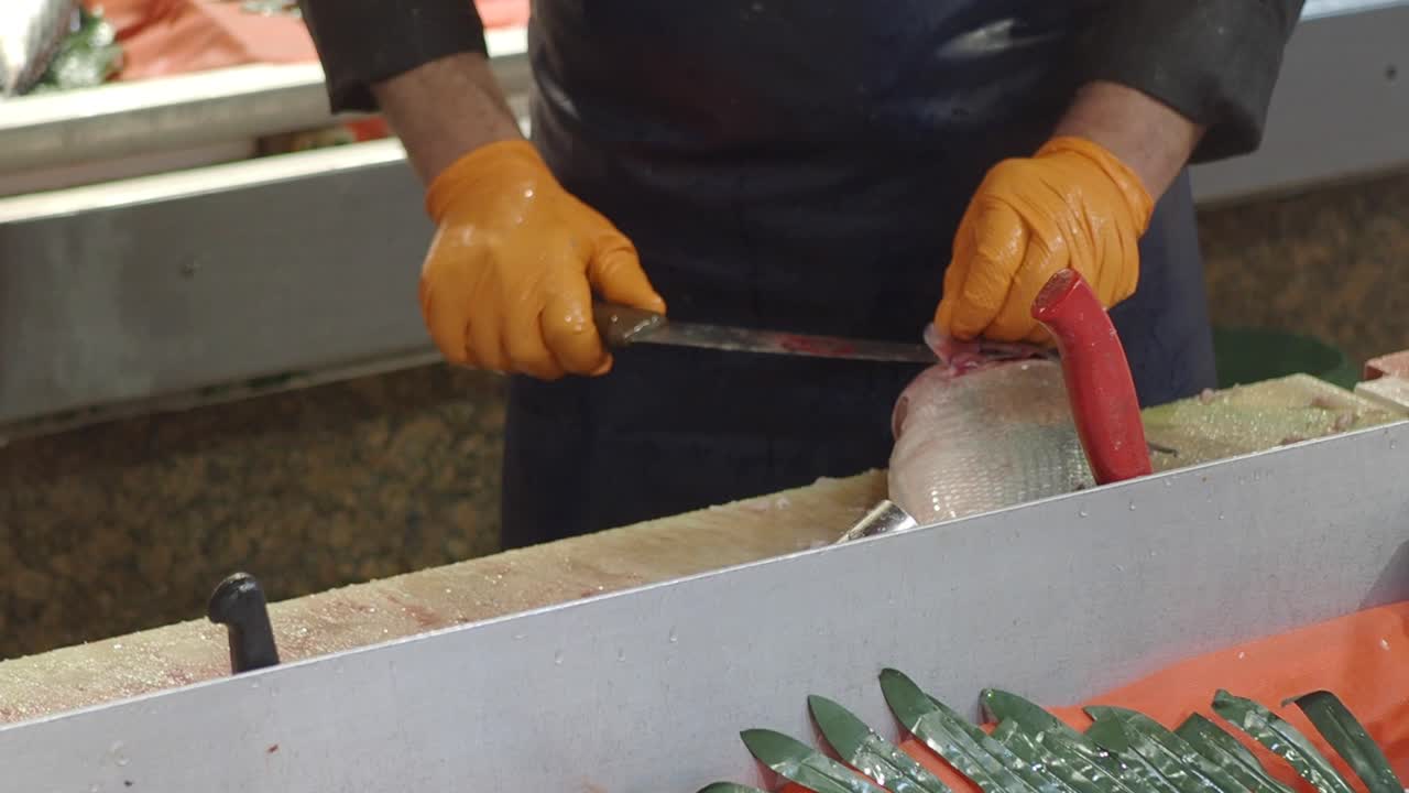 pescador preparando pescado en un mercado