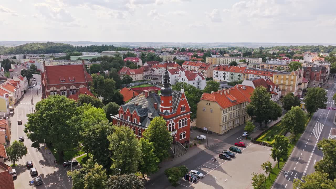 La calda luce del giorno rivela le strade storiche di Kętrzyn e la tranquilla vita urbana.