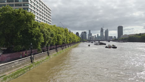 Leute,-Die-Für-Die-Königin-Anstehen,-Die-Auf-Dem-Albert-Embankment-Im-Zustand-Liegt